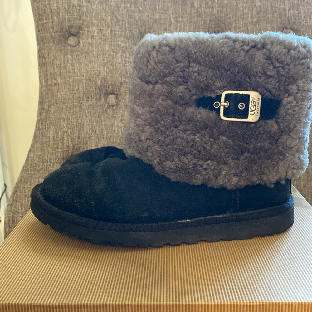 Black Ugg boots size 6